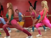 여자는 에어로빅 동안 낯선 사람과 섹스를합니다